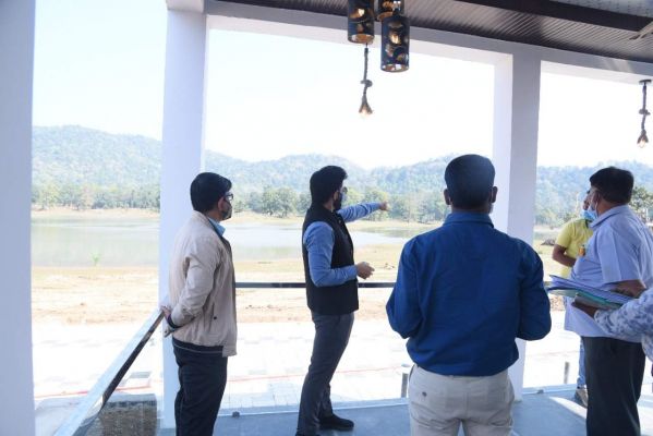 कलेक्टर ने निर्माणाधीन लिमदरहा मिडवे के कार्यों का किया निरीक्षण