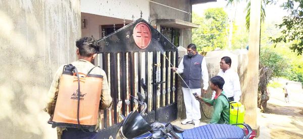 डोर-टू-डोर करवाया जा रहा सैनिटाइजेशन