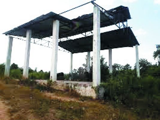 मुक्तिधाम जर्जर, शेड और बैठने की भी व्यवस्था नहीं
