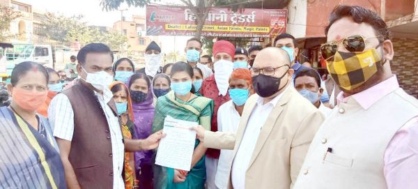 पट्टा वितरण कराने की मांग को लेकर पार्षद ने एसडीएम को ज्ञापन सौंपा