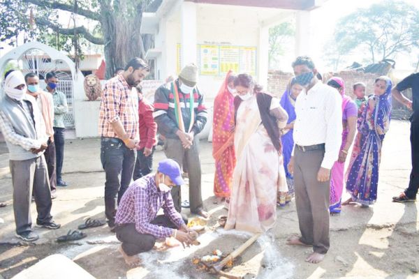 मेयर ने किया रोड व नाली निर्माण का भूमिपूजन