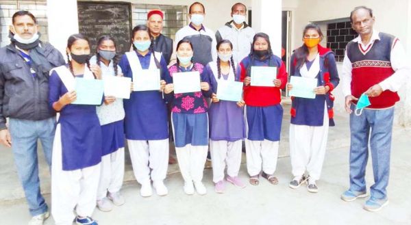 स्काउट्स-गाइड्स में उत्कृष्ट सहभागिता के लिए छात्राएं सम्मानित