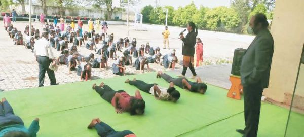विद्यार्थियों और शिक्षकों ने किया सूर्य नमस्कार