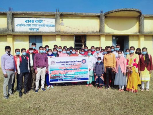 रासेयो स्वयं सेवकों ने कॉलेज विद्यार्थियों को बांटे मास्क