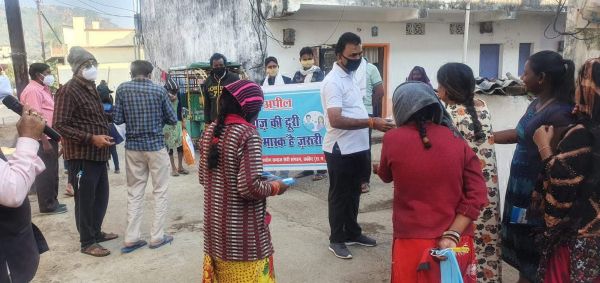जनसहयोगी संस्था ने गरीबों को बांटे मास्क