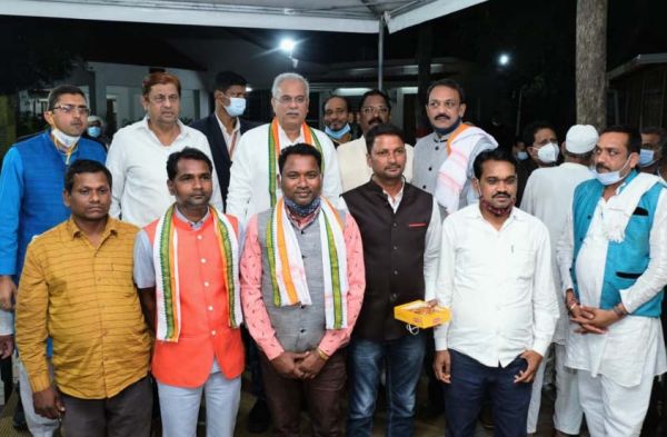 सीएम से मिले खैरागढ़ के अध्यक्ष-उपाध्यक्ष और पार्षद