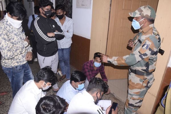 कॉलेज-स्कूल बंद कराने कलेक्टर के मीटिंग हॉल के बाहर प्रदर्शन