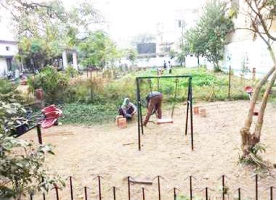 स्कूल की जमीन पर कब्जा, तहसीलदार से शिकायत