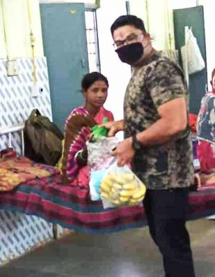 मरीजों को फल-मास्क वितरित