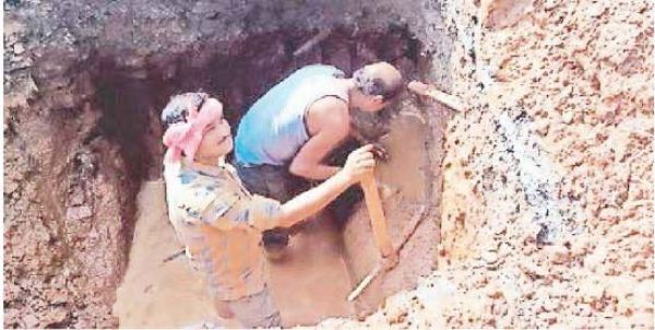 दो महीने से लीकेज राइजिंग पाइप की मरम्मत