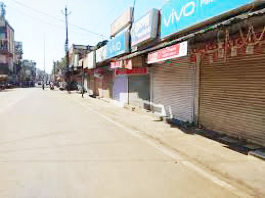 कोरोना के आंकड़े बढ़ रहे, आवश्यक वस्तुओं की दुकानों को छोडक़र बाजार बंद रहे