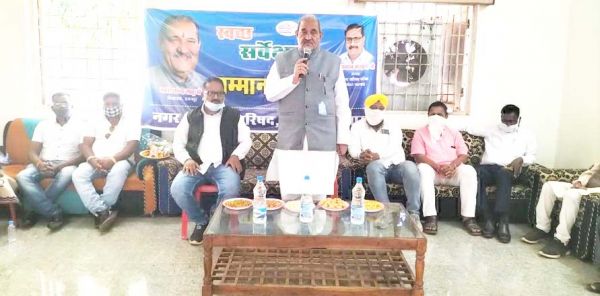 सफाई कर्मियों को विधायक धनेन्द्र ने किया सम्मानित