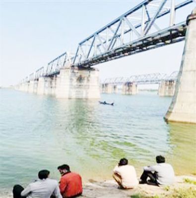 ट्रेन की चपेट में 2 मौतें, एक नदी में कूदा, तलाश जारी