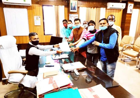 अवैध रेत खुदाई बंद कराने कलेक्टर को ज्ञापन