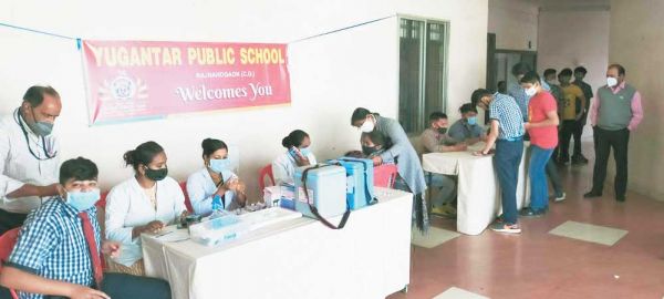 युगांतर में विद्यार्थियों को कोवैक्सीन की पहली डोज