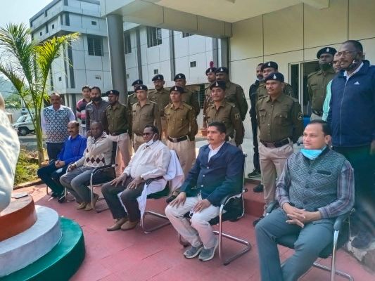 13 आरक्षकों को सेनानी राजभानु ने प्रधान आरक्षक ओहदे की फीती लगाया