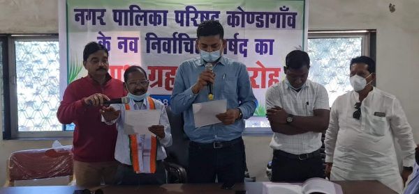 नवनिर्वाचित पार्षद मनराखन ने ली शपथ