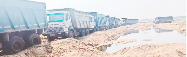 गाइड लाइन का नहीं हो रहा पालन, रात में निकाल रहे चैन माउंटेन से रेत