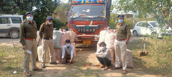 कबाड़ के नीचे एक करोड़ 40 लाख का गांजा छिपाकर दिल्ली ले जाते दो आरोपी गिरफ्तार