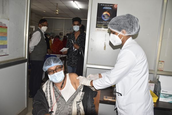 बुस्टर डोज की खुराक देने की शुरूआत स्वास्थ्य कर्मियों से
