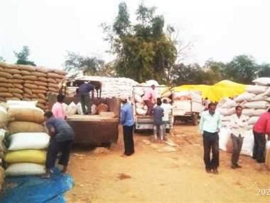 पिसीद धान खरीदी केंद्र में जगह नहीं, तौलाई- ढुलाई में परेशानी