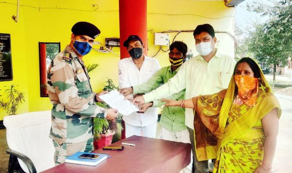 पंजाब में पीएम काफिले को रोकने के मामले पर भाजपाइयों ने थाना प्रभारी को सौंपा ज्ञापन