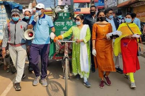 ब्रांड एम्बेसडर संग रिक्शा लेकर कचरा कलेक्शन करने निकलीं नपाध्यक्ष