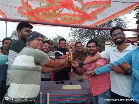 क्रिकेट प्रतियोगिता में शिक्षक ने पुलिस टीम को हराया