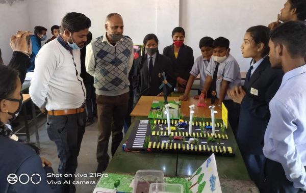 बच्चों ने कबाड़ के सामान से बनाया मॉडल