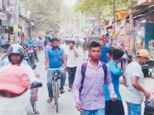 बिना मास्क के नजर आ रहे लोग, दूसरी लहर से नहीं ले रहे सबक