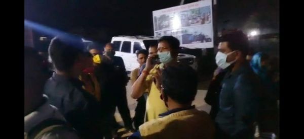 प्रदर्शन के लिए राजधानी जा रहे सहायक आरक्षकों के परिजन भैरमगढ़ में बैठे