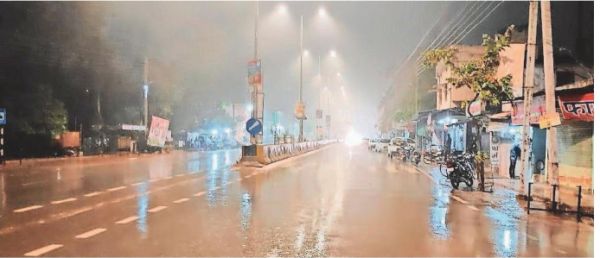 महासमुंद में सुबह से तेज बारिश, सडक़ें सूनी, जनजीवन प्रभावित