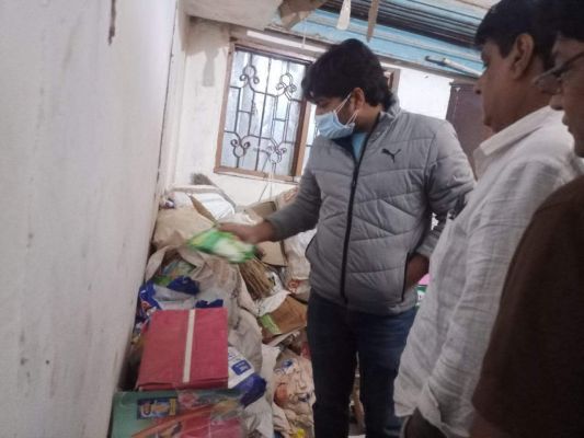 गुटखा-गुड़ाखू की कालाबाजारी को लेकर एसडीएम ने दुकान-गोदामों में मारा छापा