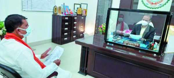 पूर्व विधायक जंघेल ने कलेक्टर को सौंपा प्रस्ताव
