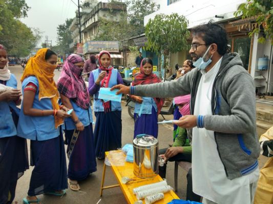 युवा सेवा संघ ने किया काढ़ा वितरित