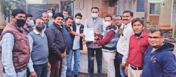 डीईओ से मिले टीचर्स एसोसिएशन के पदाधिकारी, सौंपा ज्ञापन