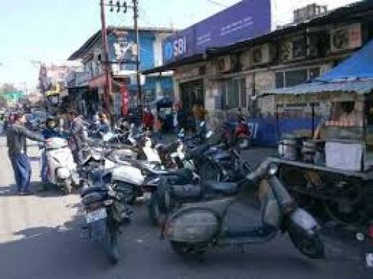 मुख्य मार्ग के पार्किंग की व्यवस्था नहीं, लग रहा जाम