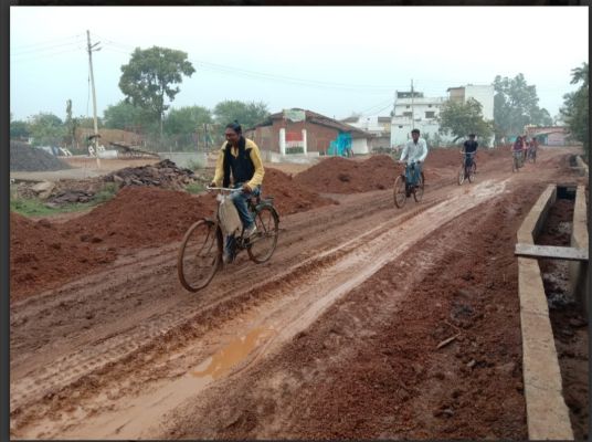 सडक़ निर्माण धीमी, जगन्नाथपुर-साकरा मार्ग दलदल, आवाजाही में परेशानी