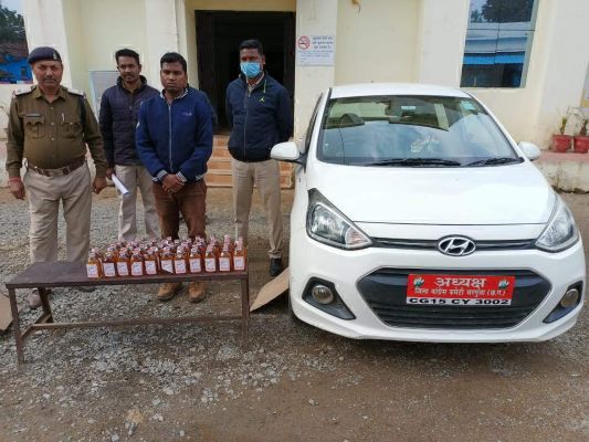 कार में अध्यक्ष जिला कांग्रेस कमेटी सरगुजा लिखवा शराब परिवहन, बंदी