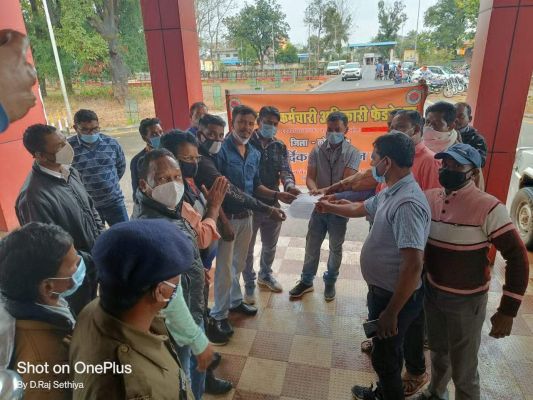 मांगों को ले कर्मचारी-अधिकारी फेडरेशन ने सौंपा ज्ञापन