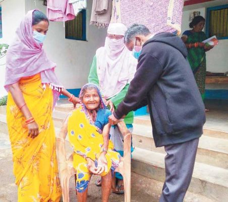 92 वर्षीय हिरौंदी का सम्मान, लगवाया दूसरा डोज