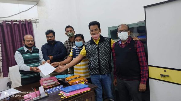 डीए की मांग पर अधिकारी-कर्मचारी फेडरेशन सख्त, सौंपा ज्ञापन