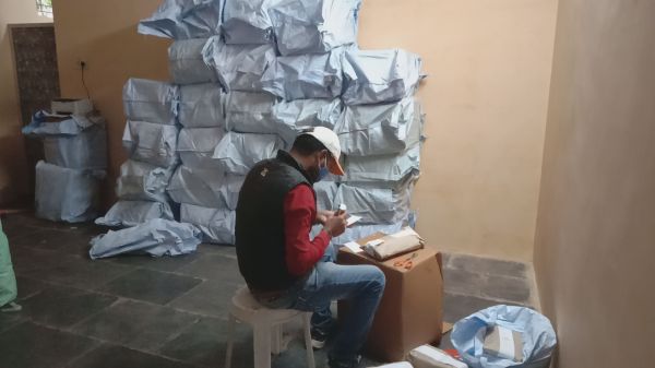 कालाबाजारी के लिए डंप 55 बोरियों में साढ़े छह लाख का गुटखा जब्त