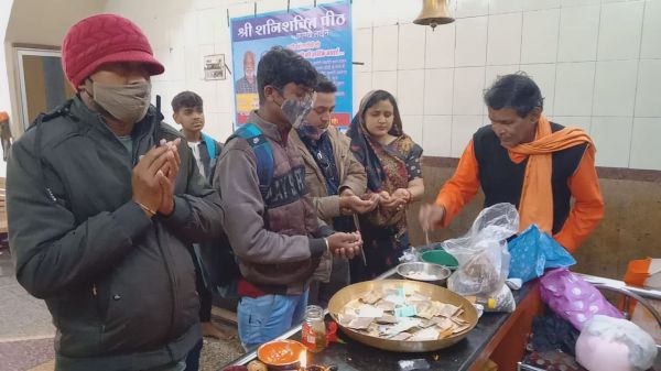 संक्रांति पर मंदिरों में उमड़ी भीड़
