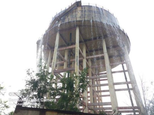 जल आवर्धन योजना की पानी टँकी से बह रहा पानी 