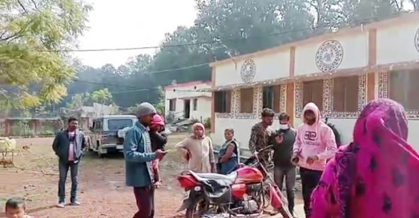 अस्पताल में आदिवासी ने दिया मृत शिशु को जन्म