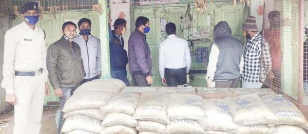 अधिक दाम में सामान बेचा, किराना दुकान सील