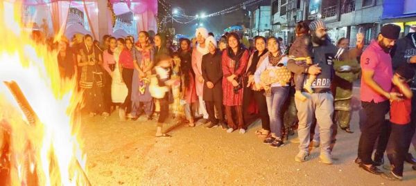 धूमधाम से मना लोहड़ी उत्सव, आज और कल मकर संक्राति