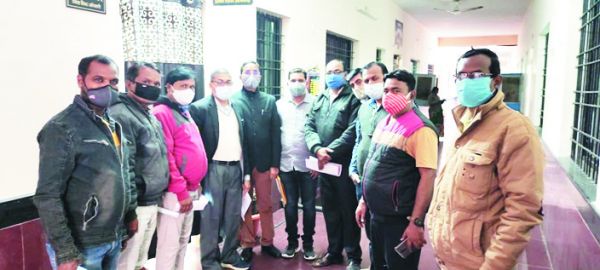 पदोन्नति की मांग को ले डीईओ को ज्ञापन