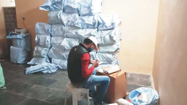 कालाबाजारी के लिए डंप 55 बोरियों में साढ़े छह लाख का गुटखा जब्त